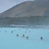 Banhistas nas águas quentes da Blue Lagoon, na região de Reykjavik, na Islândia
